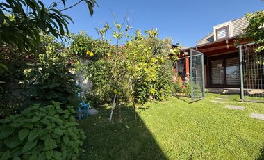 Se Vende Amplia y Luminosa Casa 3D/2B con Piscina en Condominio en Alto Macul