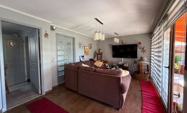 Se Vende Amplia y Luminosa Casa 3D/2B con Piscina en Condominio en Alto Macul