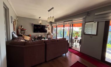 Se Vende Amplia y Luminosa Casa 3D/2B con Piscina en Condominio en Alto Macul