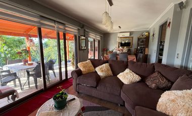 Se Vende Amplia y Luminosa Casa 3D/2B con Piscina en Condominio en Alto Macul