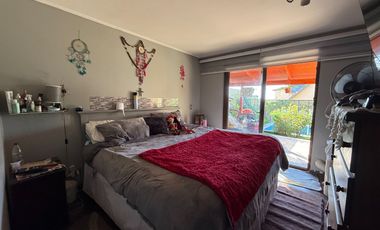 Se Vende Amplia y Luminosa Casa 3D/2B con Piscina en Condominio en Alto Macul