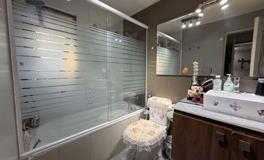 Se Vende Amplia y Luminosa Casa 3D/2B con Piscina en Condominio en Alto Macul