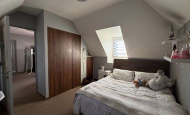 Se Vende Amplia y Luminosa Casa 3D/2B con Piscina en Condominio en Alto Macul