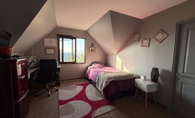 Se Vende Amplia y Luminosa Casa 3D/2B con Piscina en Condominio en Alto Macul