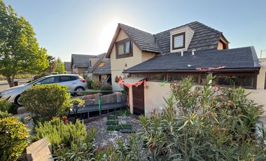 Se Vende Amplia y Luminosa Casa 3D/2B con Piscina en Condominio en Alto Macul