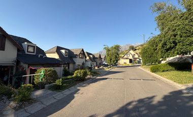 Se Vende Amplia y Luminosa Casa 3D/2B con Piscina en Condominio en Alto Macul