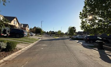 Se Vende Amplia y Luminosa Casa 3D/2B con Piscina en Condominio en Alto Macul