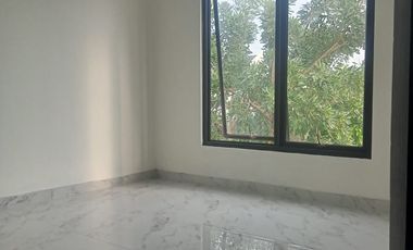 DISEWAKAN CEPAT RUMAH RAPI BAGUS POSISI HOEK DI CLUSTER PINEWOOD BANJAR WIJAYA