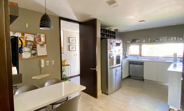 VENTA CASA MEDITERRÁNEA EN CONDOMINIO DE CHICUREO, 3D + 3B + PIEZA SERVICIO + TERRAZA + QUINCHO + PISCINA, AL LADO DEL COLEGIO SAN ANSELMO