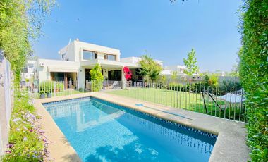 VENTA CASA MEDITERRÁNEA EN CONDOMINIO DE CHICUREO, 3D + 3B + PIEZA SERVICIO + TERRAZA + QUINCHO + PISCINA, AL LADO DEL COLEGIO SAN ANSELMO