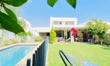 VENTA CASA MEDITERRÁNEA EN CONDOMINIO DE CHICUREO, 3D + 3B + PIEZA SERVICIO + TERRAZA + QUINCHO + PISCINA, AL LADO DEL COLEGIO SAN ANSELMO