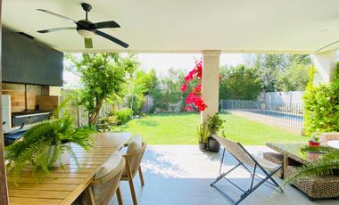 VENTA CASA MEDITERRÁNEA EN CONDOMINIO DE CHICUREO, 3D + 3B + PIEZA SERVICIO + TERRAZA + QUINCHO + PISCINA, AL LADO DEL COLEGIO SAN ANSELMO