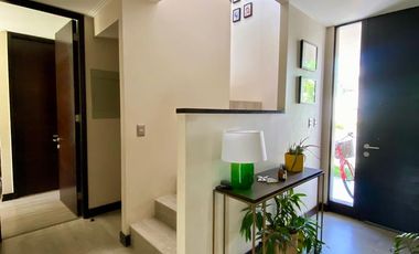 VENTA CASA MEDITERRÁNEA EN CONDOMINIO DE CHICUREO, 3D + 3B + PIEZA SERVICIO + TERRAZA + QUINCHO + PISCINA, AL LADO DEL COLEGIO SAN ANSELMO