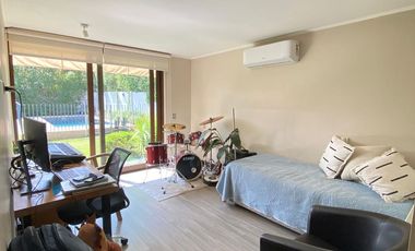 VENTA CASA MEDITERRÁNEA EN CONDOMINIO DE CHICUREO, 3D + 3B + PIEZA SERVICIO + TERRAZA + QUINCHO + PISCINA, AL LADO DEL COLEGIO SAN ANSELMO