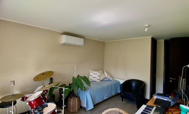 VENTA CASA MEDITERRÁNEA EN CONDOMINIO DE CHICUREO, 3D + 3B + PIEZA SERVICIO + TERRAZA + QUINCHO + PISCINA, AL LADO DEL COLEGIO SAN ANSELMO