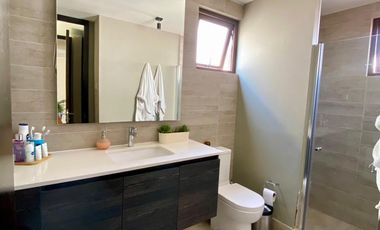 VENTA CASA MEDITERRÁNEA EN CONDOMINIO DE CHICUREO, 3D + 3B + PIEZA SERVICIO + TERRAZA + QUINCHO + PISCINA, AL LADO DEL COLEGIO SAN ANSELMO