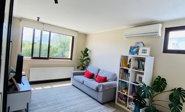 VENTA CASA MEDITERRÁNEA EN CONDOMINIO DE CHICUREO, 3D + 3B + PIEZA SERVICIO + TERRAZA + QUINCHO + PISCINA, AL LADO DEL COLEGIO SAN ANSELMO