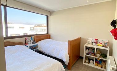 VENTA CASA MEDITERRÁNEA EN CONDOMINIO DE CHICUREO, 3D + 3B + PIEZA SERVICIO + TERRAZA + QUINCHO + PISCINA, AL LADO DEL COLEGIO SAN ANSELMO