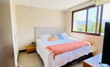 VENTA CASA MEDITERRÁNEA EN CONDOMINIO DE CHICUREO, 3D + 3B + PIEZA SERVICIO + TERRAZA + QUINCHO + PISCINA, AL LADO DEL COLEGIO SAN ANSELMO