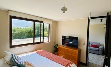 VENTA CASA MEDITERRÁNEA EN CONDOMINIO DE CHICUREO, 3D + 3B + PIEZA SERVICIO + TERRAZA + QUINCHO + PISCINA, AL LADO DEL COLEGIO SAN ANSELMO