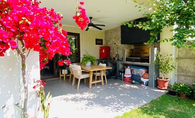 VENTA CASA MEDITERRÁNEA EN CONDOMINIO DE CHICUREO, 3D + 3B + PIEZA SERVICIO + TERRAZA + QUINCHO + PISCINA, AL LADO DEL COLEGIO SAN ANSELMO