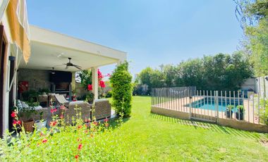 VENTA CASA MEDITERRÁNEA EN CONDOMINIO DE CHICUREO, 3D + 3B + PIEZA SERVICIO + TERRAZA + QUINCHO + PISCINA, AL LADO DEL COLEGIO SAN ANSELMO