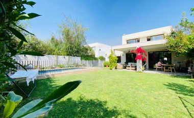 VENTA CASA MEDITERRÁNEA EN CONDOMINIO DE CHICUREO, 3D + 3B + PIEZA SERVICIO + TERRAZA + QUINCHO + PISCINA, AL LADO DEL COLEGIO SAN ANSELMO