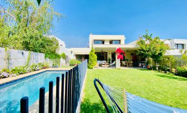 VENTA CASA MEDITERRÁNEA EN CONDOMINIO DE CHICUREO, 3D + 3B + PIEZA SERVICIO + TERRAZA + QUINCHO + PISCINA, AL LADO DEL COLEGIO SAN ANSELMO