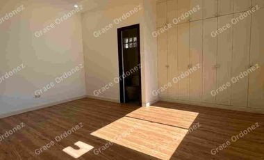 5 bedrooms with swimming pool & bar