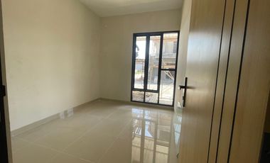 Dijual Rumah Dua Lantai di Triyagan, Desain Elegan dan Legalitas Aman