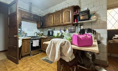 Se Vende Amplia Casa Con Piscina, Barrio Residencial, Ñuñoa