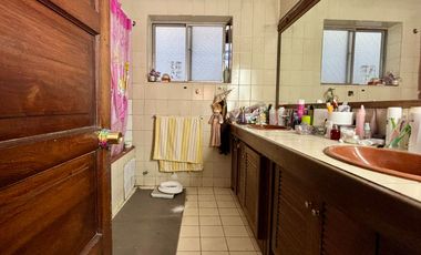 Se Vende Amplia Casa Con Piscina, Barrio Residencial, Ñuñoa