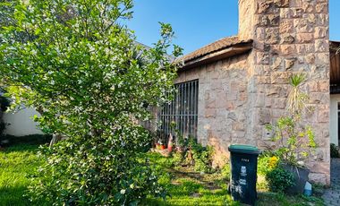 Se Vende Amplia Casa Con Piscina, Barrio Residencial, Ñuñoa