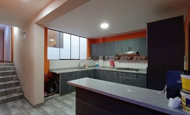 VENTA DE CASA EN SANTA CLARA URB. HIJOS DE APURIMAC 5TA ETAPA 2 DPTOS COCHERA