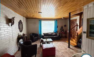 Casa Amplia en Venta con Estacionamiento Techado, Fundo el Carmen