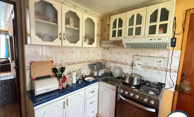 Casa Amplia en Venta con Estacionamiento Techado, Fundo el Carmen