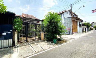 Rumah Second di Perumahan Pinggir Jalan Utama Posisi Hook