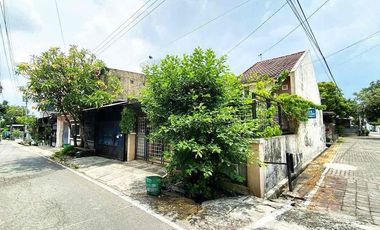 Rumah Second di Perumahan Pinggir Jalan Utama Posisi Hook