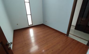 Disewakan Murah turun harga Rumah Taman surya cengkareng jakbar