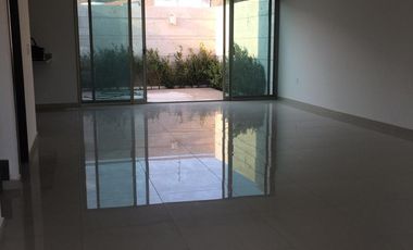 Bosques Cedros casa en renta mantenimiento incluido