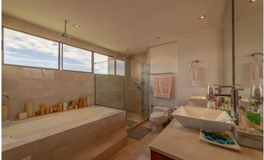 Apartamento en Venta, Poblado, Vista garantizada y acabados de Lujo.