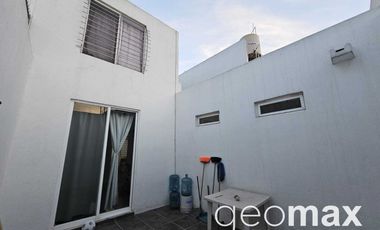 Residencia con Recamara en Planta Baja en Excelente Estado