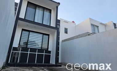 Residencia con Recamara en Planta Baja en Excelente Estado