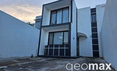 Residencia con Recamara en Planta Baja en Excelente Estado