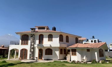 CASA EN VENTA EN PIEDRA SANTA - YANAHUARA - AREQUIPA