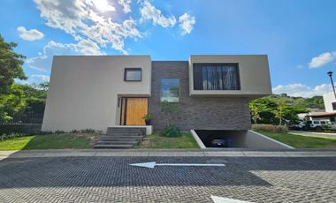 LAS CAÑADAS CASA EN VENTA SEMINUEVA EN COTO LA PRADERA CON ACABADOS DE LUJO