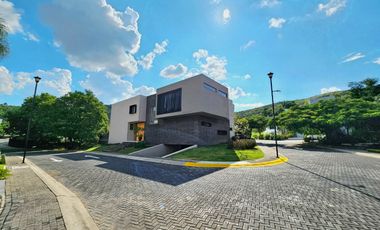 LAS CAÑADAS CASA EN VENTA SEMINUEVA EN COTO LA PRADERA CON ACABADOS DE LUJO