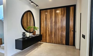 LAS CAÑADAS CASA EN VENTA SEMINUEVA EN COTO LA PRADERA CON ACABADOS DE LUJO