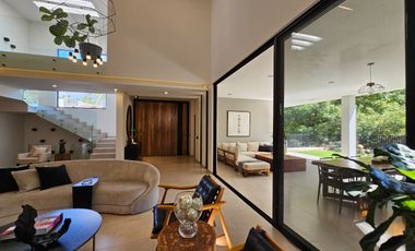 LAS CAÑADAS CASA EN VENTA SEMINUEVA EN COTO LA PRADERA CON ACABADOS DE LUJO