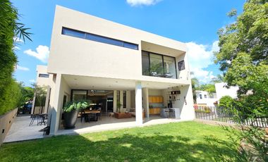 LAS CAÑADAS CASA EN VENTA SEMINUEVA EN COTO LA PRADERA CON ACABADOS DE LUJO